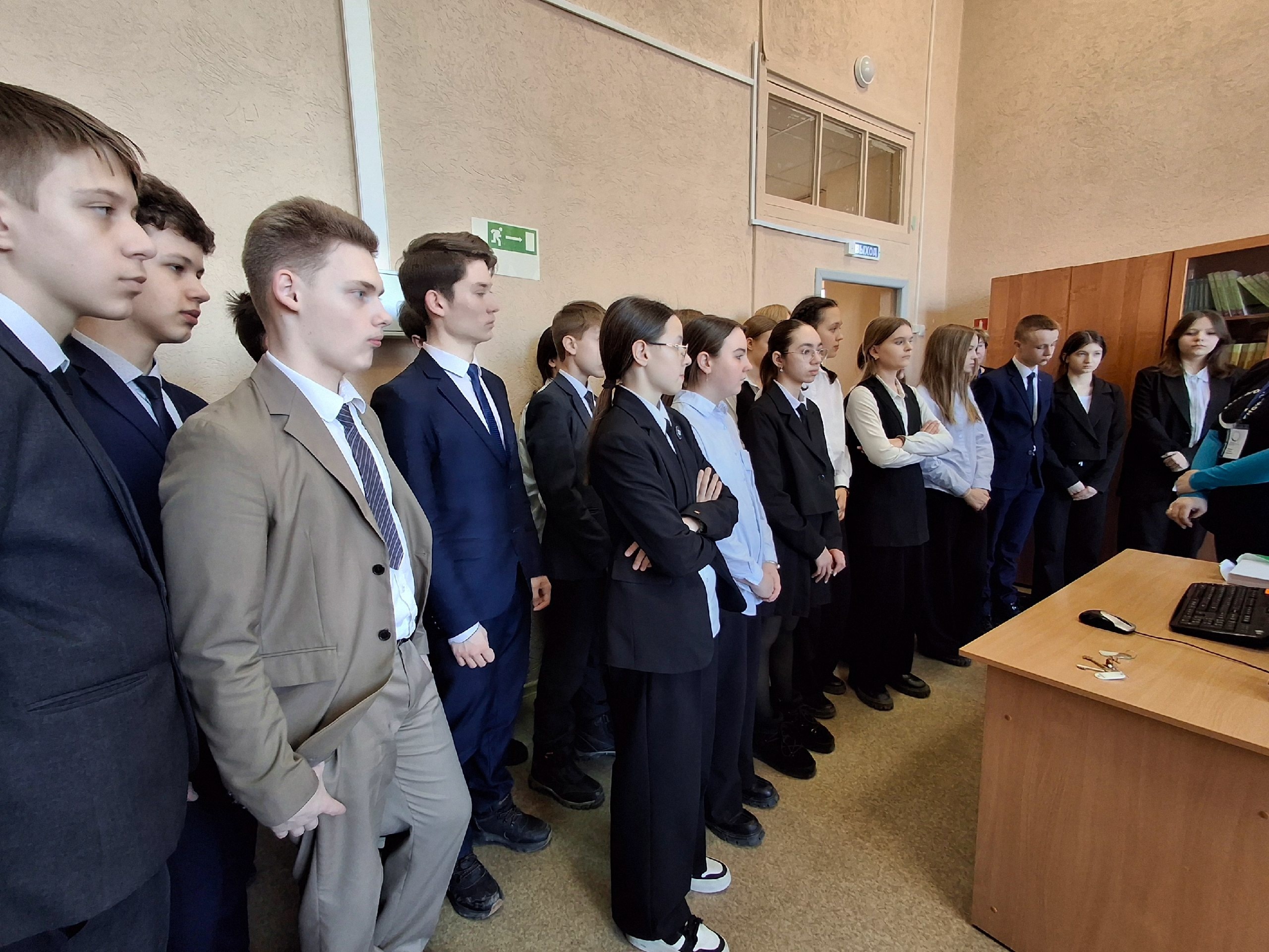 Мир профессий открывается для 8в класса.